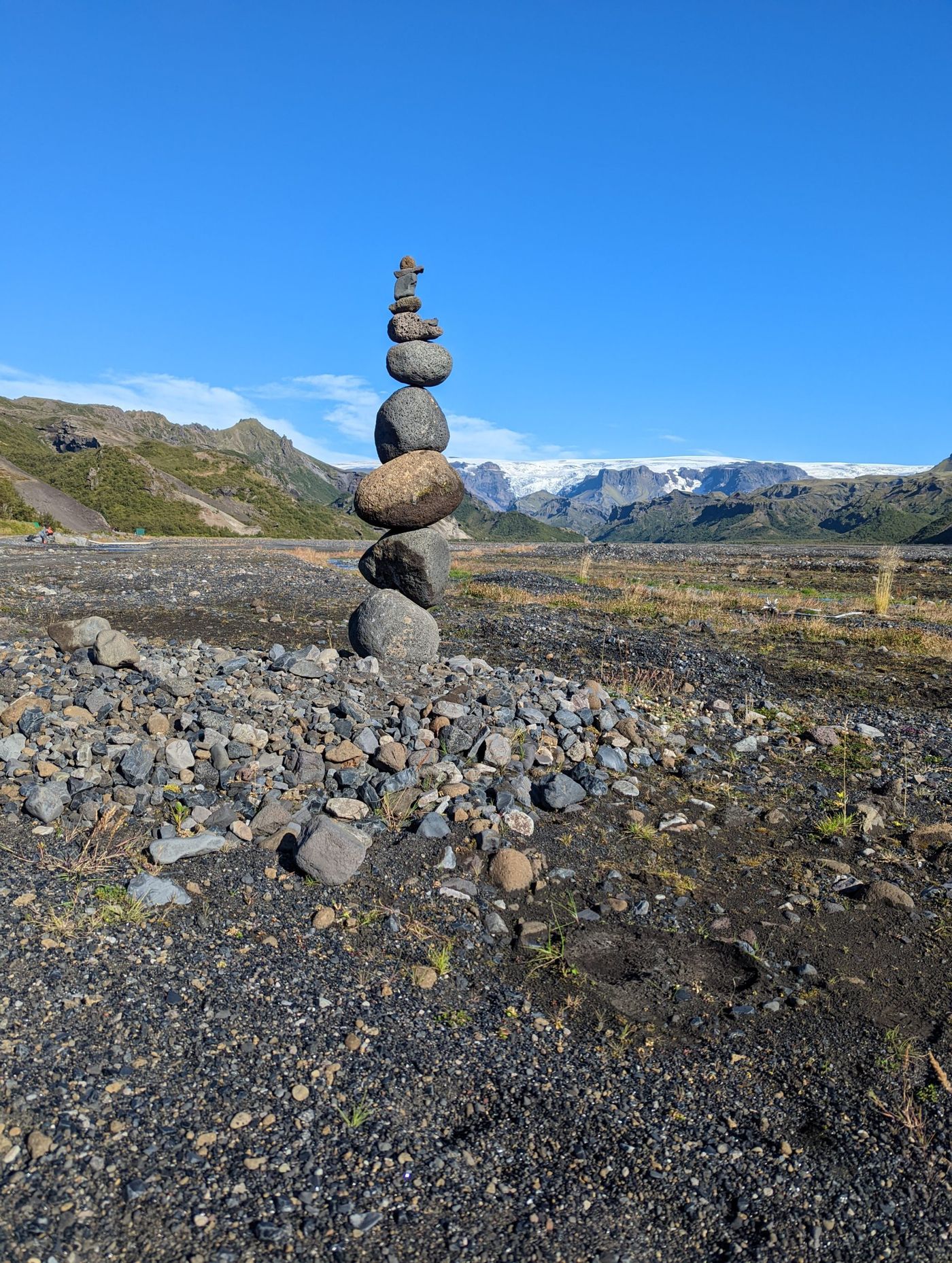 A vertical cairn arrangement